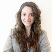 <strong>Sonia López Villar:</strong><br>Licenciada en Tradución e interpretación pola Universidade de Vigo, traballou durante moitos anos en distintos bufetes de avogados internacionais e posteriormente no grupo de cabildeo (Lobbying) sobre políticas sanitarias da UE para Google e Johnson & Johnson. Actualmente traballa na Dirección Xeral de Cooperación Internacional e Desenvolvemento da Comisión Europea, tendo responsabilidades en asuntos políticos e de comercio de China en África e traballando como xestora de proxectos en economía, comercio, ciencia, tecnoloxía e innovación.