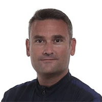<strong>Jorge Fortes:</strong><br>Diplomado en Maxisterio e Licenciado en Ciencias da Actividade Física e do Deporte pola Universidade de Vigo. Comezou colaborando como voluntario con distintas institucións que traballaban con colectivos de persoas en situación de discapacidade.  Esa vocación tivo o seu cume coa tramitación da primeira licenza Adaptada as capacidades dun neno con TEA cun 47% de discapacidade para competir nunha liga federada, conseguiu abrir a posibilidade de achegar o deporte a outros/as deportistas en Galicia e España. Forma parte da “Celta Integra Academy” e colabora dende hai mais de 20 anos en múltiples competicións de Special Olympics. O seu labor levoulle a recibir o Premio COLEF Galicia na categoría SOCIAL e varias mencións especiais como a do Concello de Vigo na XXI Gran Gala do Deporte de Vigo e a da XOGO LIMPO da Real Federación Galega de Fútbol na Gala do Fútbol Galego.