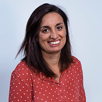 <strong>María de las Nieves Márquez Abraldes:</strong><br>Diplomada en enfermería pola Universidade de Vigo e especializada en saúde laboral. Como enfermeira asistencial traballou en centros nacionais e estranxeiros e especializouse no ámbito da Cooperación internacional. Neste sentido foi responsable do departamento de Cooperación enfermeira da FUDEN, formulando proxectos CID saúde e colaborado en programas de sensibilización no ámbito da saúde en España, Latinoamérica e África. O obxectivo de moitos destes proxectos era empoderar ás autoridades e profesionais sanitarios locais, poboación en xeral e especialmente a máis vulnerable, no logro dunha Saúde Universal de calidade. Impartiu formación tanto a nivel universitario como en entidades do terceiro sector, tratando de difundir a necesidade dun profesional sanitario 3.0, con competencias culturais, dixitais, de liderado e en investigación. É cofundadora do Laboratorio de Equidade en Saúde-Labeqsa.