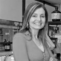 <strong>Mónica Carrera Mouriño:</strong><br>Mónica Carrera Mouriño. Licenciada en Bioloxía pola Universidade de Vigo, Científico Titular do IIM-CSIC, é experta en proteómica avanzada en calidade e seguridade alimentaria. Traballou e colabora con distintos centros de Investigación: UVigo, IIM-CSIC, CBMSO, UCM, IMSB Zürich, Thermo Fisher Scientific, EEUU. Investigadora Principal de 9 proxectos de Investigación. As súas investigacións deron lugar a unha patente, ao rexistro de novos alérgenos alimentarios e ao desenvolvemento de métodos rápidos de detección de alérgenos en alimentos. Actualmente, centra a súa investigación no desenvolvemento de vacinas fronte á alerxia ao peixe.
